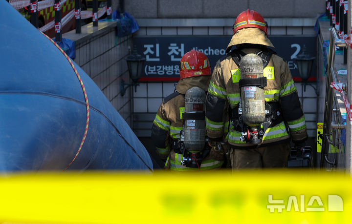 [대구=뉴시스] 이무열 기자 = 23일 오후 대구 달서구 도시철도 1호선 진천역 내부에서 발생한 화재 대응을 위해 소방대원들이 이동하고 있다. 이날 오후 12시5분께 대구 달서구 도시철도 1호선 진천역 환기실에서 냉각탑 절단 작업 중 불꽃이 플라스틱 충전제에 옮겨붙은 것으로 추정되는 화재가 발생했다. 소방 당국은 장비 34대와 인력 96명을 현장에 투입해 1시간 10여분 만에 화재를 완전히 진압했다. 2026.03.23. lmy@newsis.com