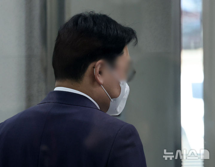 [서울=뉴시스] 배훈식 기자 = 변호사에게 금품을 받고 '재판 거래'에 가담했다는 의혹을 받는 김모 부장판사가 23일 오후 서울 서초구 중앙지방법원에서 열린 특정범죄 가중처벌 등에 관한 법률 위반(뇌물수수) 혐의 구속 전 피의자 심문(영장실질심사)에 출석하고 있다. 2026.03.23. dahora83@newsis.com