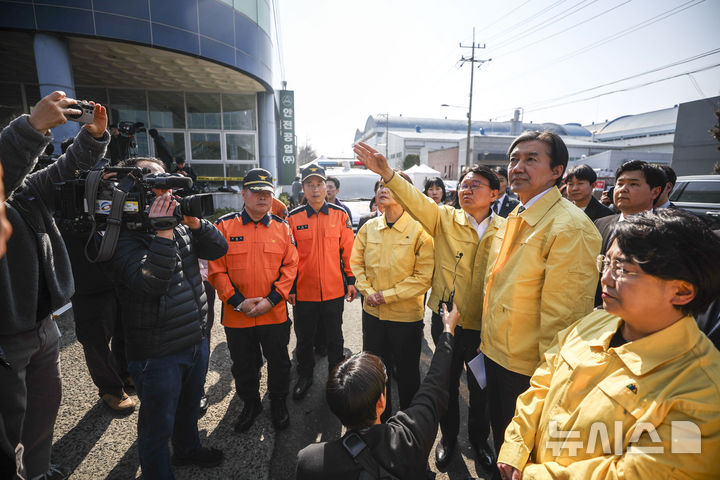 [대전=뉴시스] 정병혁 기자 = 조국 조국혁신당 대표를 비롯한 소속 의원들이 23일 대전 대덕구 안전공업 공장 화재 현장을 살펴보고 있다. 2026.03.23. jhope@newsis.com