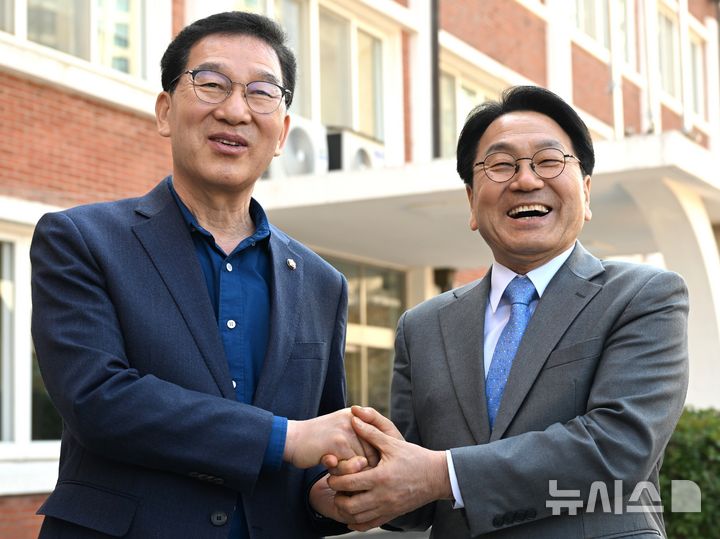 [광주=뉴시스] 이현행 기자 = 신정훈(왼쪽)과 강기정(오른쪽) 전남광주통합특별시장 예비후보가 23일 오후 광주 서구 쌍촌동 천주교광주대교구청에서 옥현진 대주교 예방 후 기자회견을 하고 있다. 2026.03.23. lhh@newsis.com