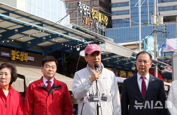 [서울=뉴시스] 홍효식 기자 = 오세훈 서울시장이 23일 오후 청량리 일대 전통시장 혁신사업을 위해 서울 동대문구 청량리종합시장을 방문해 발언하고 있다. 2026.03.23. yesphoto@newsis.com