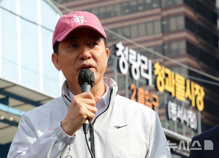 [서울=뉴시스] 홍효식 기자 = 오세훈 서울시장이 23일 오후 청량리 일대 전통시장 혁신사업을 위해 서울 동대문구 청량리종합시장을 방문해 발언하고 있다. 2026.03.23. yesphoto@newsis.com