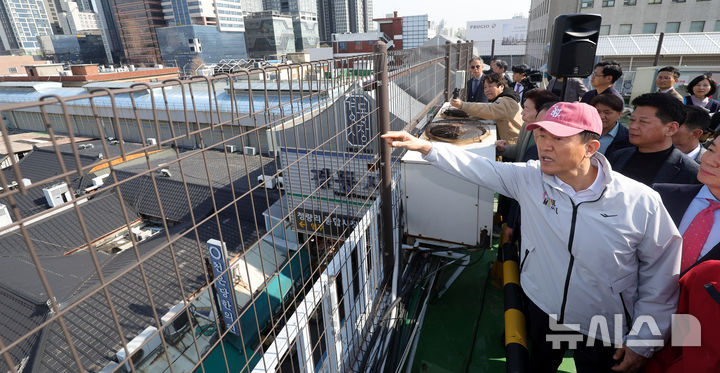 [서울=뉴시스] 홍효식 기자 = 오세훈 서울시장이 23일 오후 청량리 일대 전통시장 혁신사업을 위해 서울 동대문구 청량리종합시장을 방문해 현장을 점검하고 있다. 2026.03.23. yesphoto@newsis.com