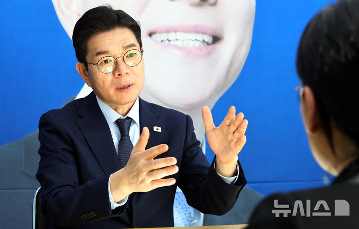 [서울=뉴시스] 최진석 기자 = 정원오 더불어민주당 서울시장 예비후보가 지난 23일 서울 중구 예비후보 선거사무실에서 뉴시스와 인터뷰를 하고 있다. 2026.03.24. myjs@newsis.com