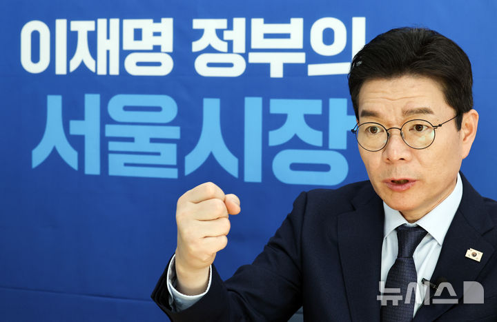 [서울=뉴시스] 최진석 기자 = 정원오 더불어민주당 서울시장 예비후보가 23일 서울 중구 예비후보 선거사무실에서 뉴시스와 인터뷰를 하고 있다. 2026.03.24. myjs@newsis.com