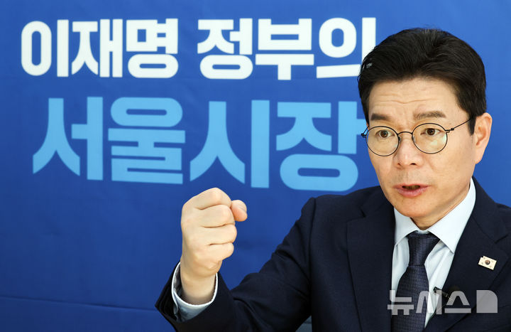 [서울=뉴시스] 최진석 기자 = 정원오 더불어민주당 서울시장 예비후보가 23일 서울 중구 예비후보 선거사무실에서 뉴시스와 인터뷰를 하고 있다. 2026.03.24. myjs@newsis.com