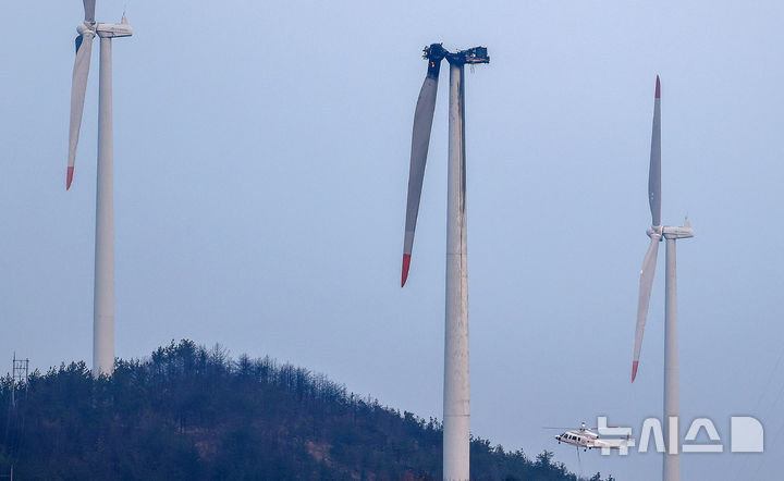 [영덕=뉴시스] 이무열 기자 = 23일 오후 1시 11분께 경북 영덕군 한 풍력발전단지 내 풍력발전기에서 화재가 발생해 출동한 헬기가 발전기와 주변으로 번진 불길을 진압하기 위해 물을 뿌리고 있다.&nbsp; 이 사고로 정비 작업자 3명이 숨졌다. 2026.03.23. lmy@newsis.com