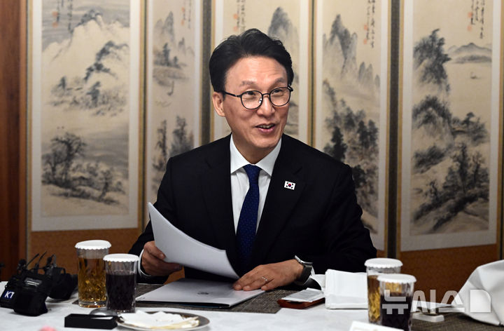 [서울=뉴시스] 청사사진기자단 = 김민석 국무총리가 23일 오후 서울 종로구 국무총리 서울공관에서 열린 생명대사 및 천명수호처 만찬간담회에 참석해 인사말을 하고 있다. 2026.03.23. photo@newsis.com