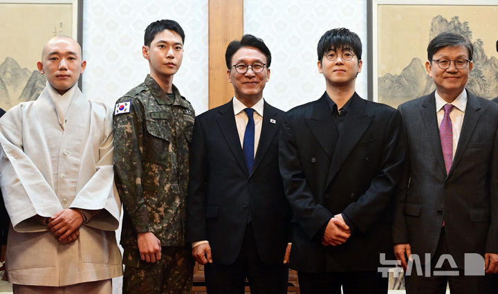 [서울=뉴시스] 청사사진기자단 = 김민석 국무총리가 23일 오후 서울 종로구 국무총리 서울공관에서 열린 생명대사 및 천명수호처 만찬간담회에 참석해 기념촬영을 하고 있다. 왼쪽부터 범정스님, NCT도영, 김 총리, 매드클라운, 이장우 생명보험사회공헌재단 이사장. 2026.03.23. photo@newsis.com