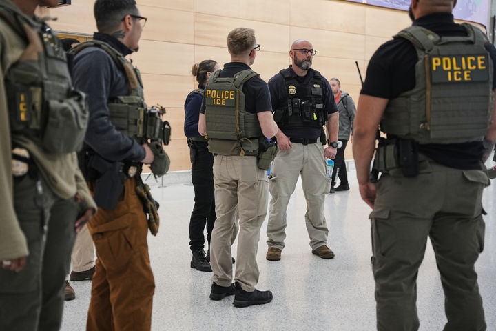 [뉴어크=AP/뉴시스] 23일(현지 시간) 미 뉴저지주 뉴어크 리버티 국제공항에서 이민세관단속국(ICE) 요원이 이동하고 있다. 2026.03.24.
