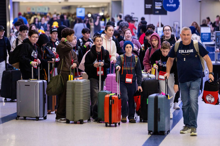 [로스앤젤레스=AP/뉴시스] 23일(현지 시간) 미 로스앤젤레스 국제공항에서 여행객들이 이동하고 있다. 2026.03.24.