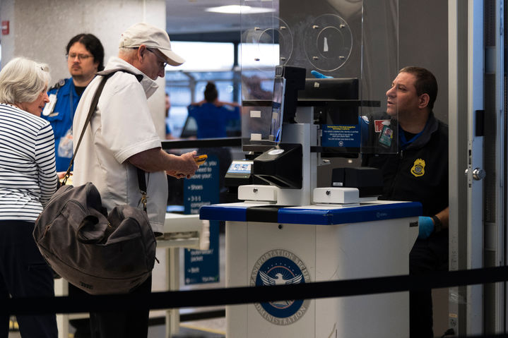 [덜레스=AP/뉴시스] 23일(현지 시간) 미 버지니아주 워싱턴 덜레스 국제공항에서 미 교통안전청 요원(오른쪽)이 보안 검색을 하고 있다. 2026.03.24.