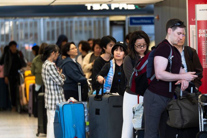 [덜레스=AP/뉴시스] 23일(현지 시간) 미 버지니아주 워싱턴 덜레스 국제공항에서 승객들이 비행기 탑승을 위해 줄을 서고 있다. 2026.03.24.