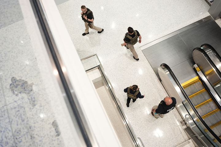 [뉴어크=AP/뉴시스] 23일(현지 시간) 미 뉴저지주 뉴어크 리버티 국제공항에서 이민세관단속국(ICE) 요원이 이동하고 있다. 2026.03.24.