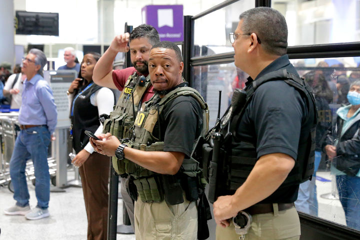 [휴스턴=AP/뉴시스] 23일(현지 시간) 미 휴스턴 조지 부시 인터콘티넨탈 공항 터미널 TSA 검문소에 이민세관단속국(ICE) 요원이 배치돼 있다. 2026.03.24.