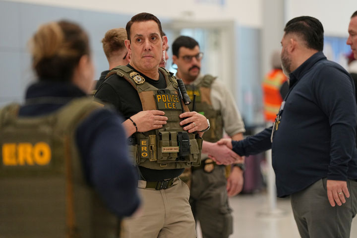 [뉴어크=AP/뉴시스] 23일(현지 시간) 미 뉴저지주 뉴어크 리버티 국제공항에서 이민세관단속국(ICE) 요원이 이동하고 있다. 2026.03.24.