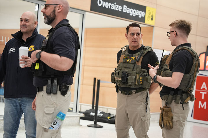 [뉴어크=AP/뉴시스] 23일(현지 시간) 미 뉴저지주 뉴어크 리버티 국제공항에서 이민세관단속국(ICE) 요원이 이동하고 있다. 2026.03.24.