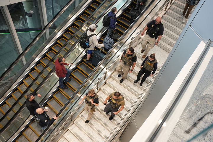 [뉴어크=AP/뉴시스] 23일(현지 시간) 미 뉴저지주 뉴어크 리버티 국제공항에서 이민세관단속국(ICE) 요원이 이동하고 있다. 2026.03.24.