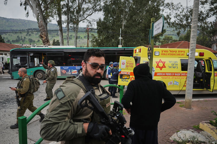 [키르야트슈모나=AP/뉴시스] 23일(현지 시간) 이스라엘 북부 키르야트슈모나에서 이스라엘 보안군이 레바논에서 발사된 로켓 공격을 받은 현장을 조사하고 있다. 2026.03.24.