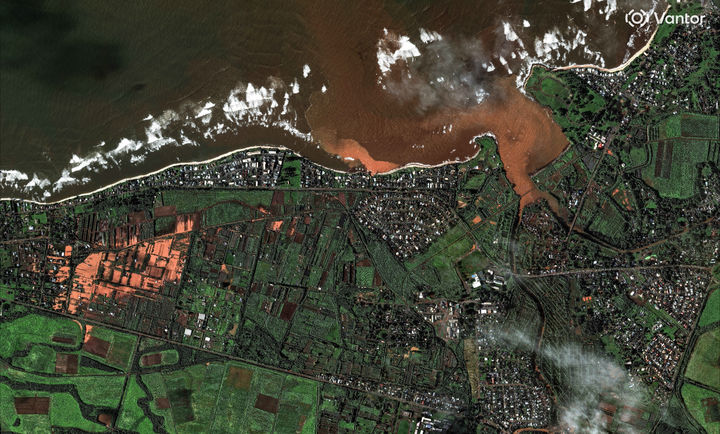 [하와이=AP/뉴시스] 23일(현지 시간) 밴터가 제공한 위성 사진에 하와이 와이알루아 인근 지역에 내린 폭우로 인해 농경지가 침수돼 있다. 2026.03.24.