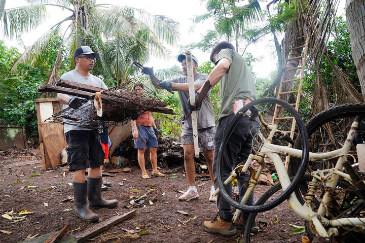 [하와이=AP/뉴시스] 22일(현지 시간) 하와이 와이알루아 홍수 피해 지역에서 주민 및 자원봉사자들이 복구 작업을 하고 있다. 2026.03.24.