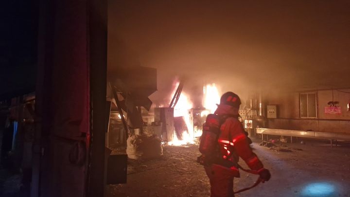 [논산=뉴시스] 지난 23일 오후 11시47분께 충남 논산시 은진면 시묘리의 한 폐비닐 재활용공장에서 불이 나 소방대원이 진화에 나서고 있다. (사진=논산소방서 제공) 2026.03.24. photo@newsis.com *재판매 및 DB 금지