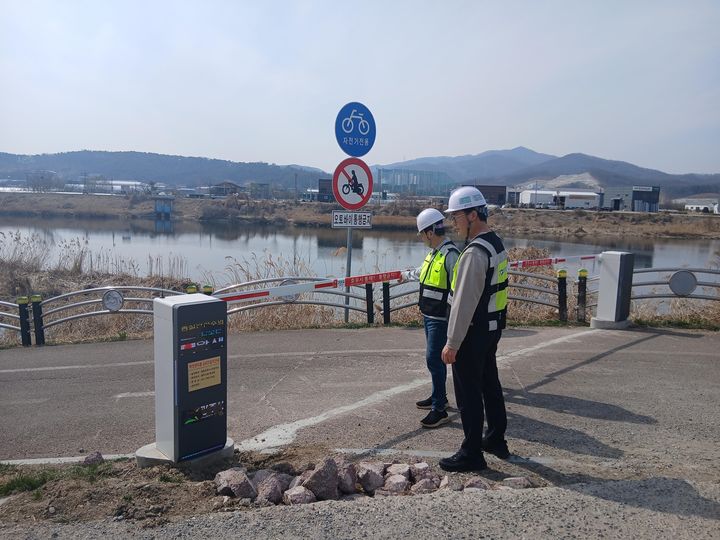 [수원=뉴시스] 하천변 보행 안전을 위한 점검을 하고 있다. (사진=경기도 제공) 2026.03.24. photo@newsis.com *재판매 및 DB 금지