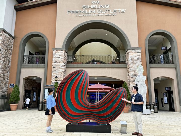 [서울=뉴시스] 시흥 프리미엄 아울렛에 전시된 조각과 기념사진을 촬영하는 고객 (사진=신세계사이먼 제공) 2026.03.24. photo@newsis.com *재판매 및 DB 금지