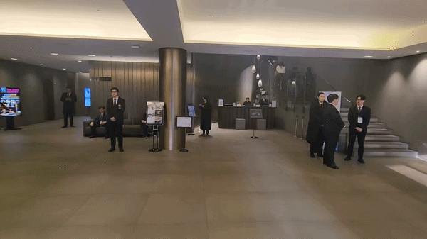 [서울=뉴시스] 고려아연 측이 24일 서울 코리아나호텔에서 주총 입구 출입을 통제하는 모습. (사진=이창훈 기자) 2026.03.24 photo@newsis.com  *재판매 및  DB  금지 *재판매 및 DB 금지