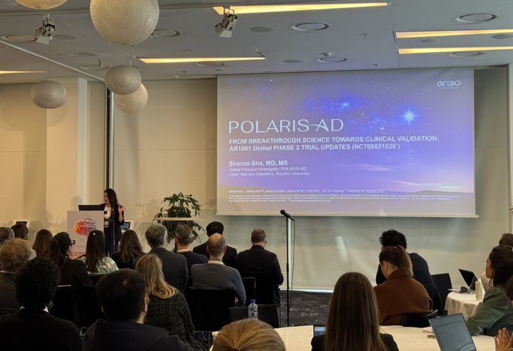 [서울=뉴시스] 코펜하겐에서 최근 열린 'ADPD 2026'에서 스탠퍼드대학교 치매센터장 샤론 샤 교수가 경구용 알츠하이머병 치료제로 개발 중인 'AR1001'의 글로벌 임상 3상(POLARIS-AD) 진행 경과를 발표했다. (사진=아리바이오 제공) 2026.3.24. photo@newsis.com *재판매 및 DB 금지