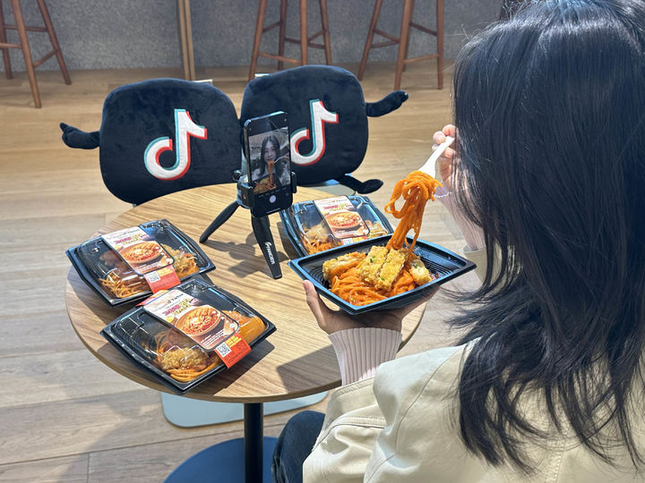 [서울=뉴시스] 모델이 GS25가 틱톡 트렌드 데이터를 활용해 출시한 고추장버터파스타 먹방을 찍고 있다. (사진=GS25 제공) 2026.03.24. photo@newsis.com *재판매 및 DB 금지