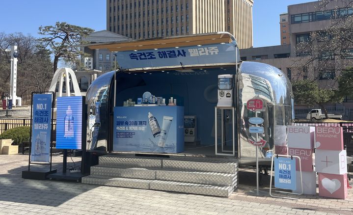 [서울=뉴시스] 웰라쥬 ‘리얼 히알루로닉 수딩크림’ 무빙팝업 (사진=휴젤 제공) 2026.3.24. photo@newsis.com&nbsp; *재판매 및 DB 금지