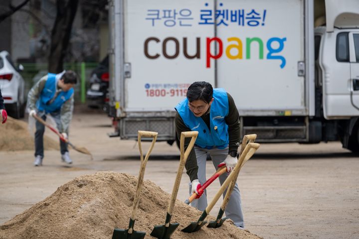 [서울=뉴시스] 홍용준 쿠팡로지스틱스서비스(CLS) 대표이사가 직원들과 함께 '이삭의집' 운동장 정비 봉사를 하고 있다. (사진=쿠팡 제공) 2026.03.24. photo@newsis.com *재판매 및 DB 금지