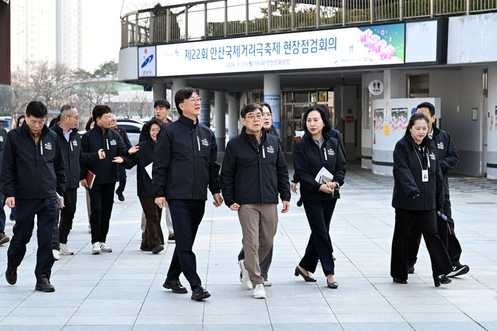 [안산=뉴시스] 이민근 경기 안산시장(가운데 왼쪽)이 23일 안산문화광장에서 제22회 안산국제거리극축제 현장점검을 하고 있다. (사진=안산시 제공) 2026.03.24. photo@newsis.com *재판매 및 DB 금지