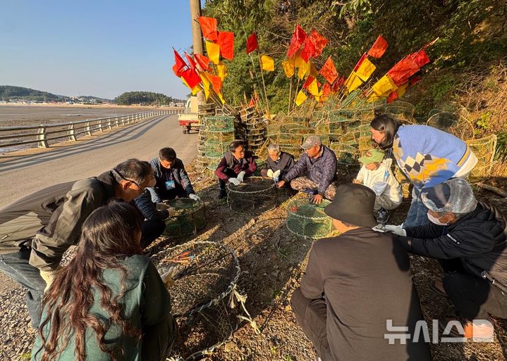 [서울=뉴시스] 2025년 10월 충남 태안군 가경주마을에서 진행한 충남 귀어귀촌 정착실습 3차 교육에 참가한 도시민들이 마을 주민의 지도에 따라 어구 수선 교육을 받고 있다.