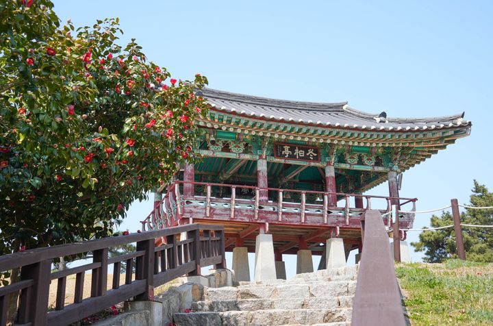 [서천=뉴시스] 서천군 마량리 동백나무 숲과 동백정 *재판매 및 DB 금지