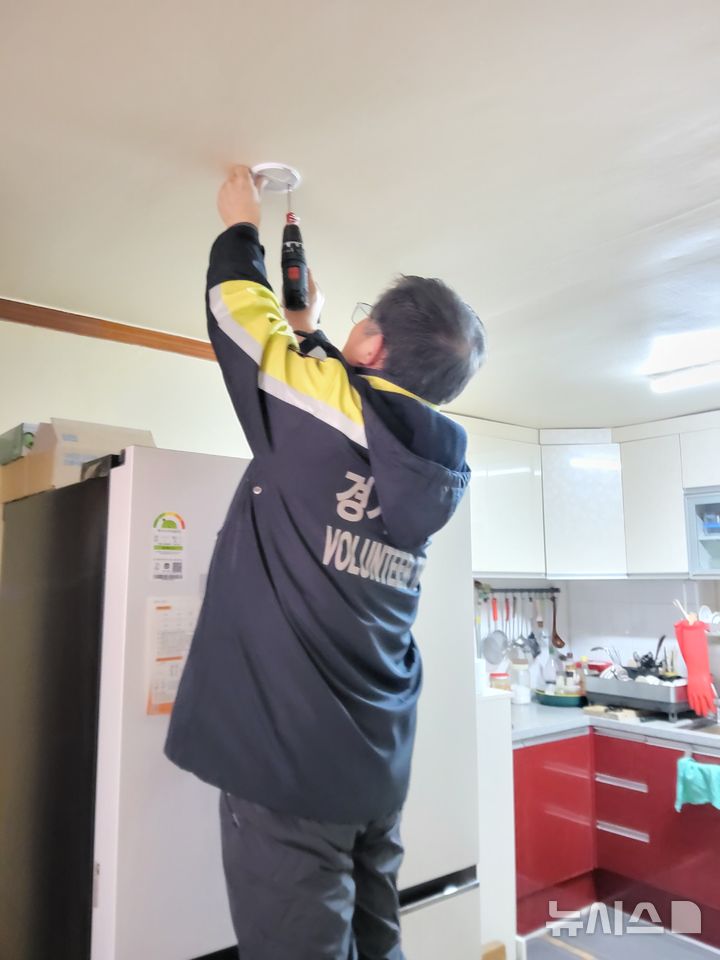 [시흥=뉴시스] 시흥소방서가 주택용 소방 시설 보급에 나선 한 소방관이 단독 경보형 감지기를 설치하고 있다. (사진=시흥소방서 제공). 2026.03.24. photo@newsis.com