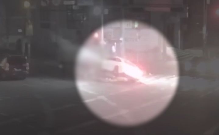 [부산=뉴시스] 지난 10일 오후 7시께 부산 사상구 모라동 모라역교차로 인근 도로를 지나던 한 차량 운전자가 불상의 이유로 급가속해 보행신호를 기다리던 보행자 1명과 신호등을 들이받았다. (사진=부산경찰청 제공) 2026.03.24. photo@newsis.com *재판매 및 DB 금지