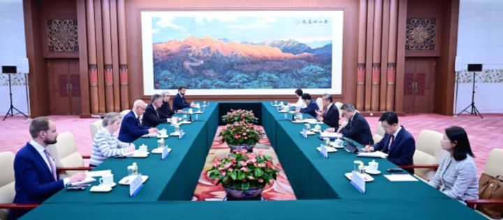 [서울=뉴시스]왕이 중국공산당 중앙정치국 위원 겸 외교부장이 23일 방중한 조너선 파월 영국 국가안보보좌관과 만나 이란 전쟁 등 국제 현안과 양국 관계 발전 방안을 논의했다. 회담이 진행 중인 모습. <사진출처: 중국 외교부 웹사이트> 2026.03.24