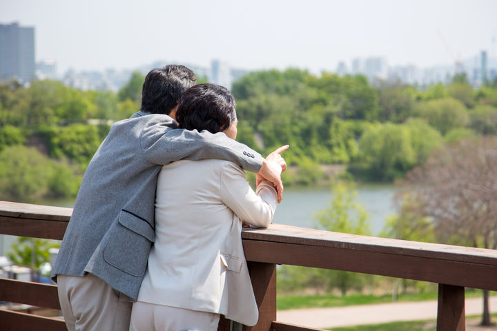 [서울=뉴시스] 중국 저장성 저우산 출신 농부 천아총(82)이 105일 동안 병원에 입원한 아내를 만나기 위해 왕복 12시간을 움직인 사연이 전해졌다. (사진=유토이미지)