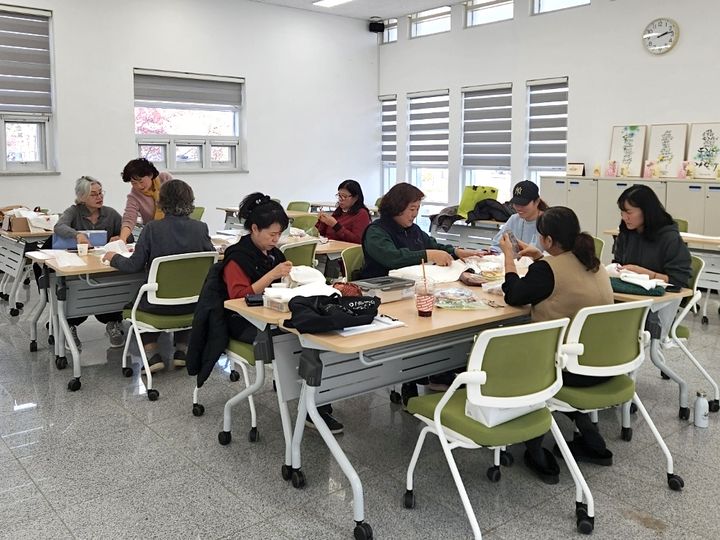 [산청=뉴시스] 경남 산청군 평생학습센터 프로그램 본격 운영 (사진=산청군 제공) 2026.03.24. photo@newsis.com *재판매 및 DB 금지