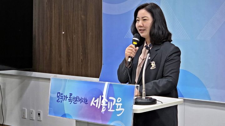 [세종=뉴시스] 송승화 기자 = 25일, 보람동 세종시교육청에서 설명하는 구연희 세종시교육감 권한대행. 2026.03.24. ssong1007@newsis.com *재판매 및 DB 금지