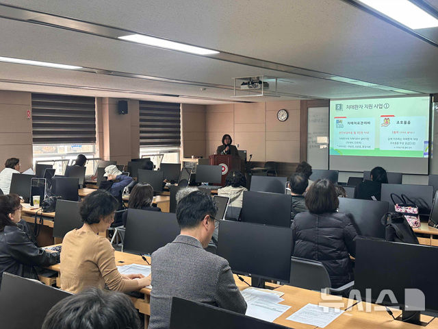 [안양=뉴시스] 만안치매안심센터가 23일 국민건강보험공단 안양 운영센터와 함께 '장기 요양 급여 이용 설명회' 참석자들을 대상으로 센터 운영 등에 대해 설명하고 있다. (사진=안양시 제공) 2026.03.24. photo@newsis.com