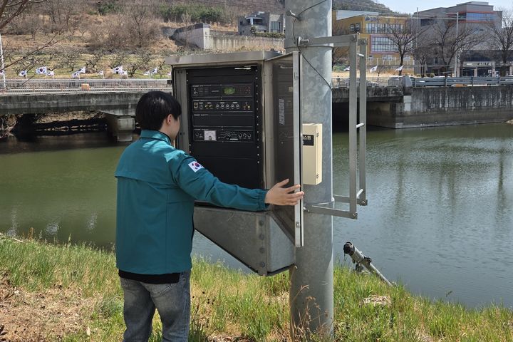 [창녕=뉴시스] 저수지 인근에 위치한 재난 예·경보시설을 점검하고 있다. (사진= 창녕군 제공) 2026.03.24. photo@newsis.com *재판매 및 DB 금지