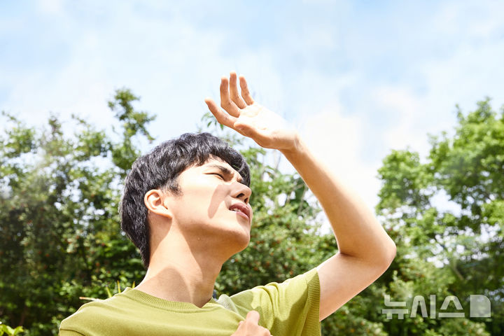 [서울=뉴시스] 자외선은 수정체에 영향을 줘 백내장 발생 위험을 높이고, 망막 중심부의 황반에도 손상을 줄 수 있다. (사진= 유토이미지 제공)