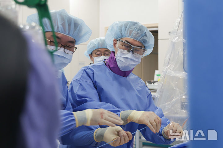 [서울=뉴시스] 이진호 경희대병원 심장내과 교수 경피적 대동맥판막치환술(TAVI) 모습. (사진= 경희대병원 제공)