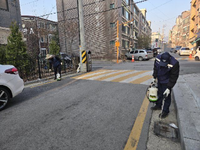 주택가 방역소독 작업. (사진=구리시 제공) photo@newsis.com *재판매 및 DB 금지