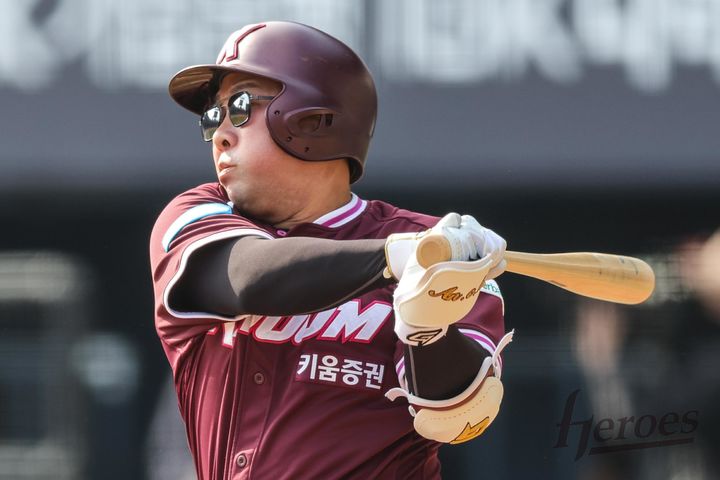 [서울=뉴시스] 프로야구 키움 히어로즈 안치홍이 23일 서울 잠실구장에서 열린 2026 신한 쏠 KBO리그 시범경기 LG 트윈스전에서 안타를 치고 있다. (사진=키움 히어로즈 제공) 2026.03.23. *재판매 및 DB 금지