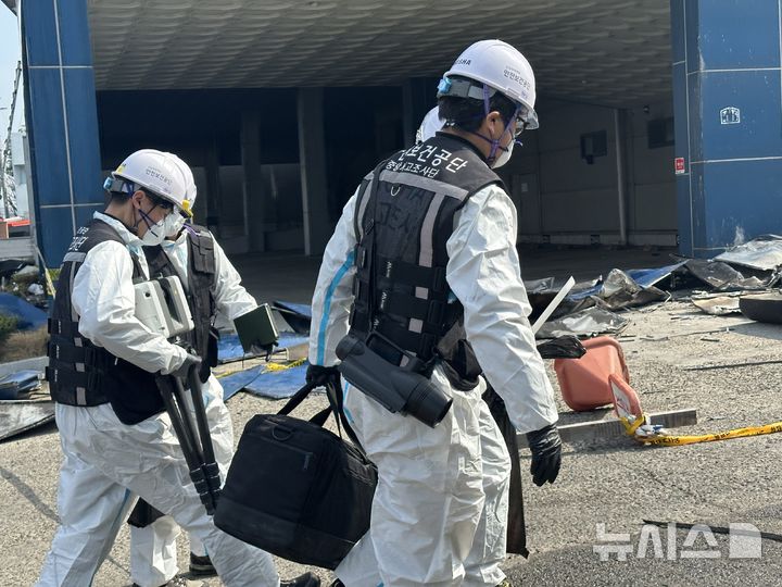 [대전=뉴시스] 김도현 기자 = 안전보건공단과 노동청 관계자들이 24일 오전 대전 대덕구 안전공업 공장에서 자체 감식을 위해 화재 현장으로 들어가고 있다. 2026.03.24.kdh1917@newsis.com