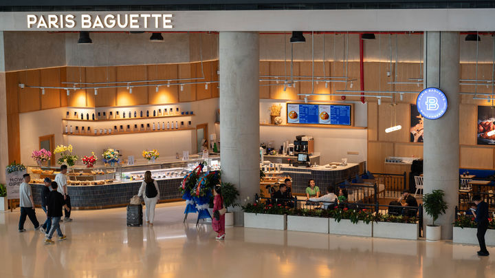 [서울=뉴시스] 파리바게뜨, 캄보디아 관문 테쪼 국제 공항에 매장 오픈(사진=파리바게뜨) *재판매 및 DB 금지